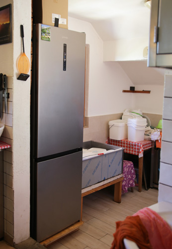 Large-capacity refrigerator with freezer in the renovated kitchen – 2022
