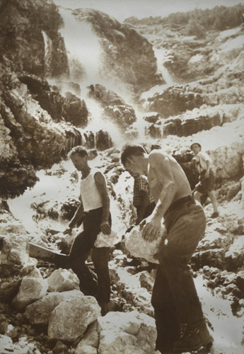 Construction of the first water supply system in 1954